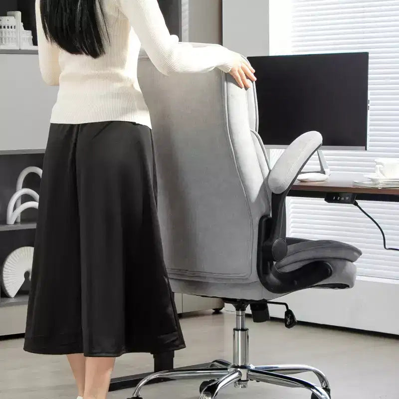 Bürostuhl aus Stoff mit hochklappbaren Armlehnen, 122 cm hoch
