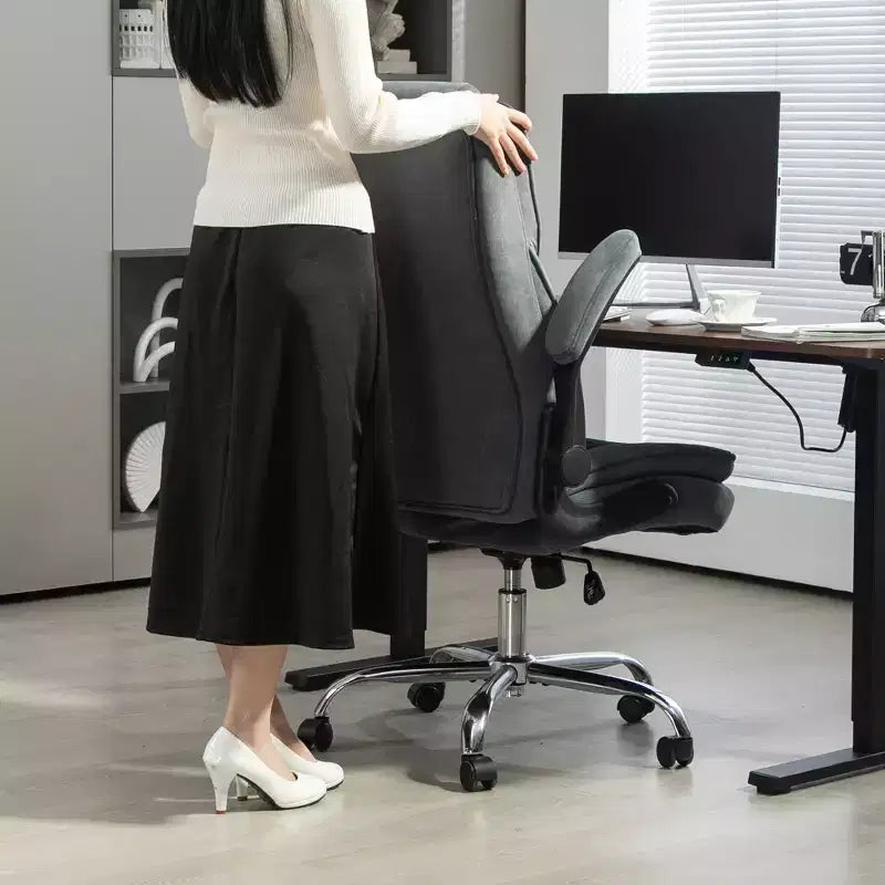 Bürostuhl aus Stoff mit hochklappbaren Armlehnen, 122 cm hoch