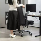 Bürostuhl aus Stoff mit hochklappbaren Armlehnen, 122 cm hoch