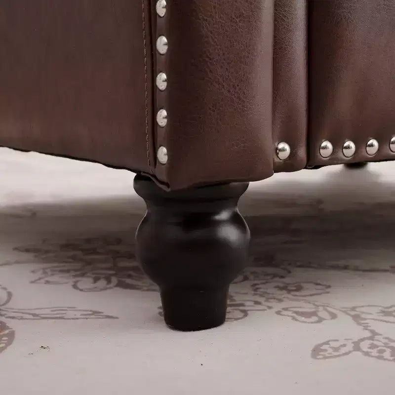 PU-Leder Chesterfield-Sofa mit gerollten Armlehnen und Nagelbesatz, 213 cm breit